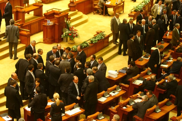 Contrapropunerile USL la revizuirea Constituţiei: Numărul de parlamentari, sub zodia natalităţii