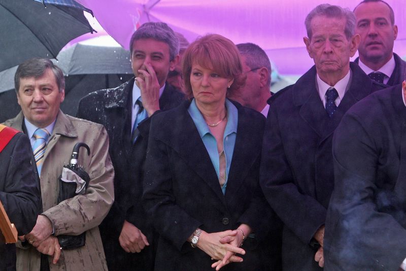 Cum au ajuns Regele Mihai şi Dan Diaconescu sub aceeaşi umbrelă
