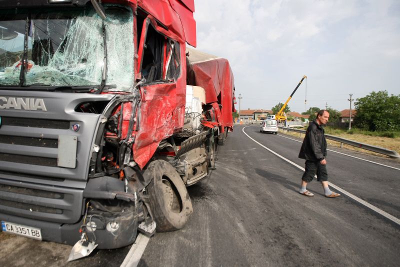 Două TIR-uri s-au ciocnit în apropiere de Lugoj