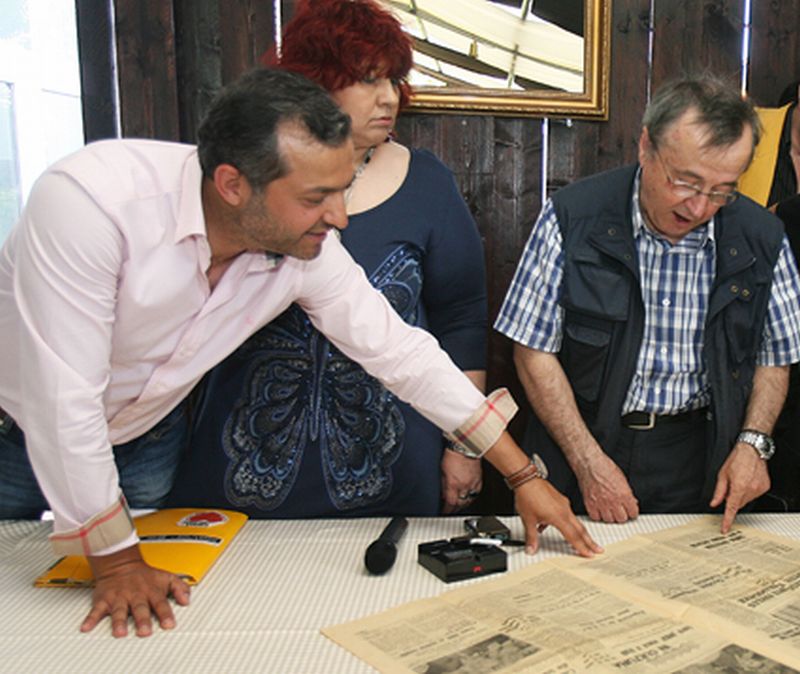 "Evenimentul zilei". Ion Cristoiu, în şedinţă de sumar cu vechii "bulinari". La crâşmă