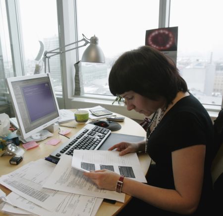Femeile discriminate la locul de muncă, învăţate să se apere