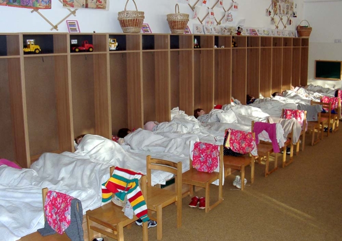 Gemene de trei ani, ţinute flămânde de părinţi