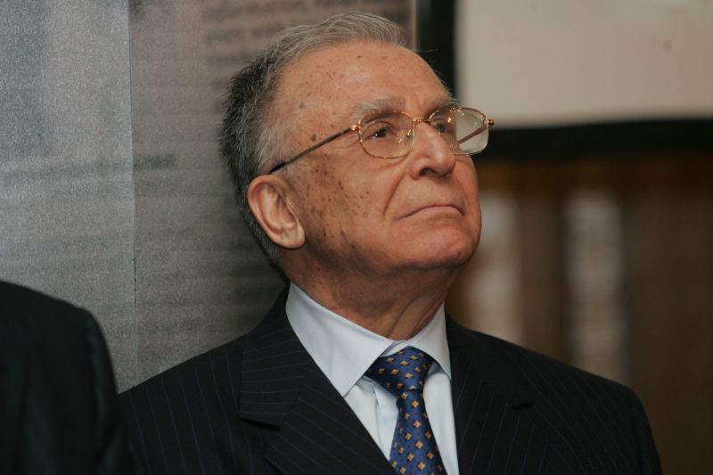 Iliescu: Băsescu s-ar putea să părăsească președinția chiar dacă nu vrea