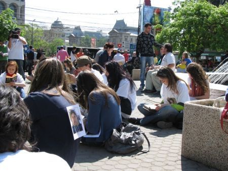 Lectură la lumina felinarelor în grădina Şcolii Centrale