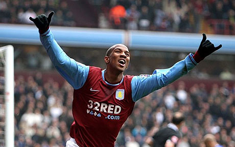 Manchester United l-a transferat pe Ashley Young