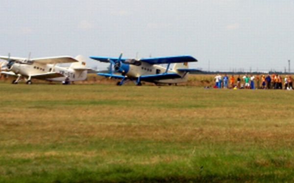 Opt avioane ușoare, în prima expediţie sincronizată