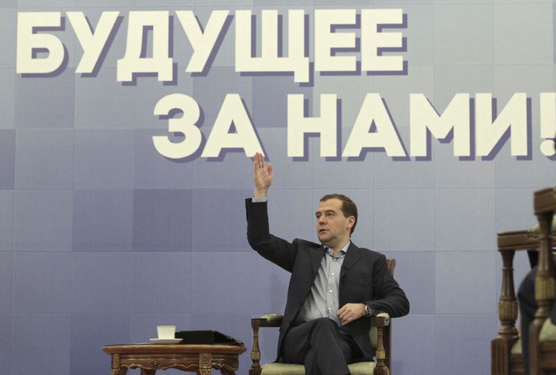 Președintele Medvedev era să intre cu mașina în mulțime | VIDEO