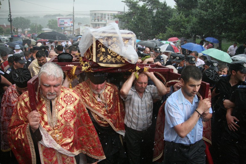 Ziua sfântă a sucevenilor: 15.000 de pelerini la moaştele Sf. Ioan cel Nou