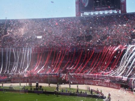 Argentina îşi ajută “Milionarii”: River Plate promovează în 2012!