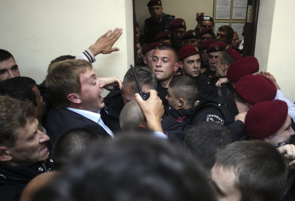 Bătaie între poliţişti şi susţinătorii Iuliei Timoşenko, la tribunal