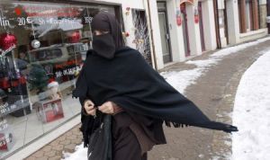 Belgia, a doua ţară europeană care introduce de azi interdicţia portului de văl islamic