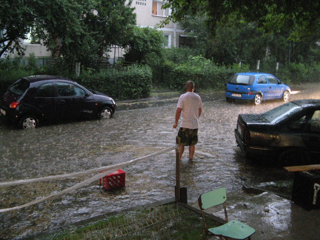 Ce fac bucureştenii când plouă I FOTO şi VIDEO