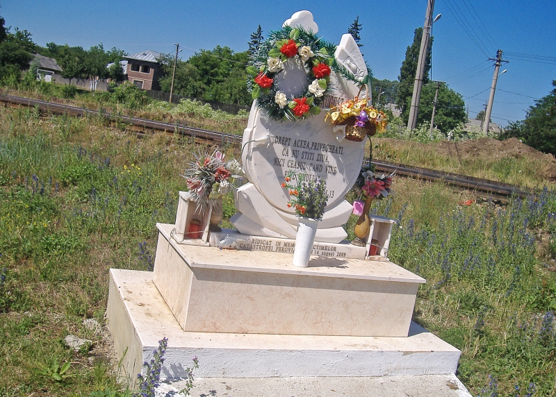 Dosarul "Microbuzul morţii". Despăgubiţii din Scânteia au tocat banii la barul din sat