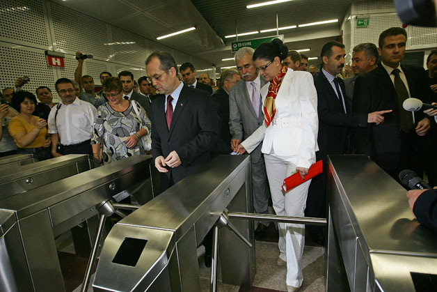 Emil Boc nu a știut cum să folosească o cartelă de metrou