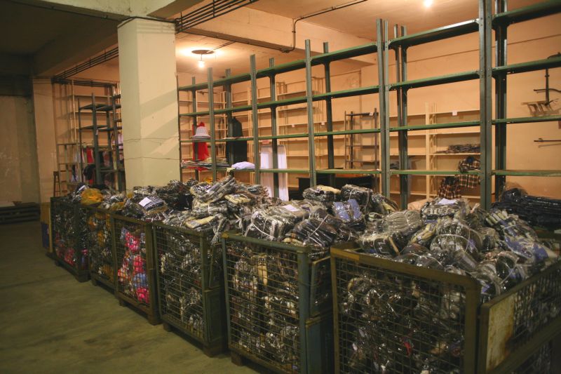 Falsuri din China: Geci contrafăcute Vogue şi Kenzo, confiscate de vameşi