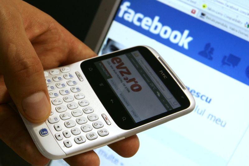 HTC Cha Cha, gadgetul care te mută pe Facebook