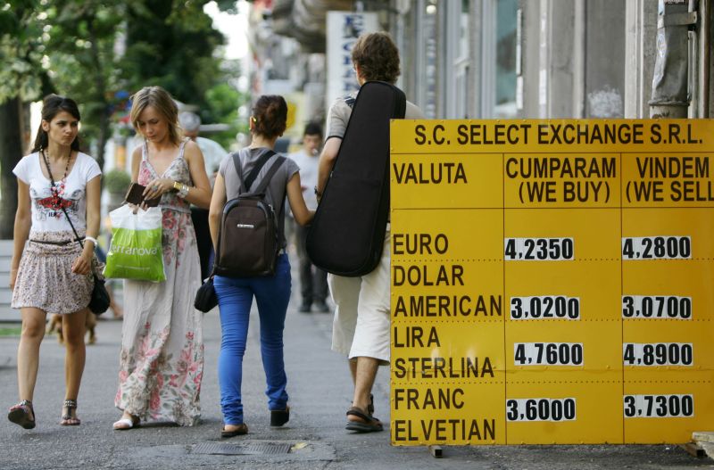 La ce valori ar putea ajunge francul şi euro la finele anului