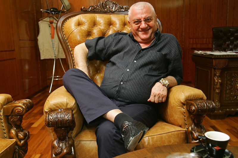 Nea Mitică Dragomir şi arta de a se pupa singur în fund