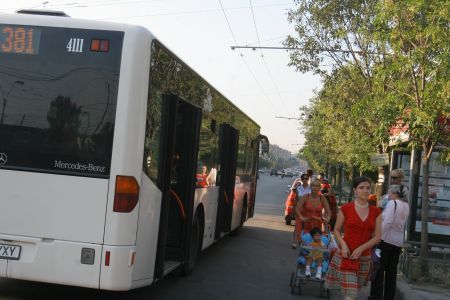 O parte din autobuzele RATB vor circula și noaptea