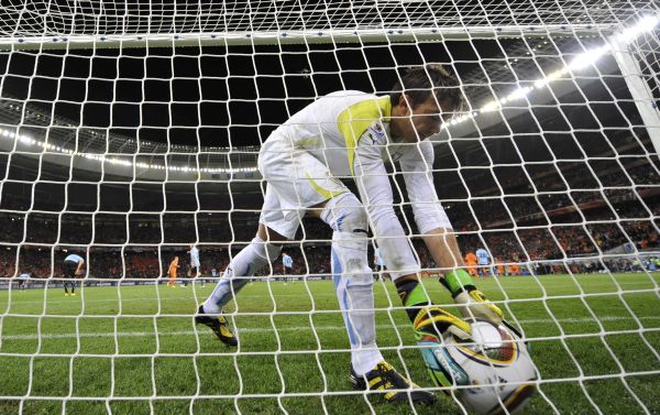 Premieră în fotbal: Campionatul englez apelează la „arbitri electronici”