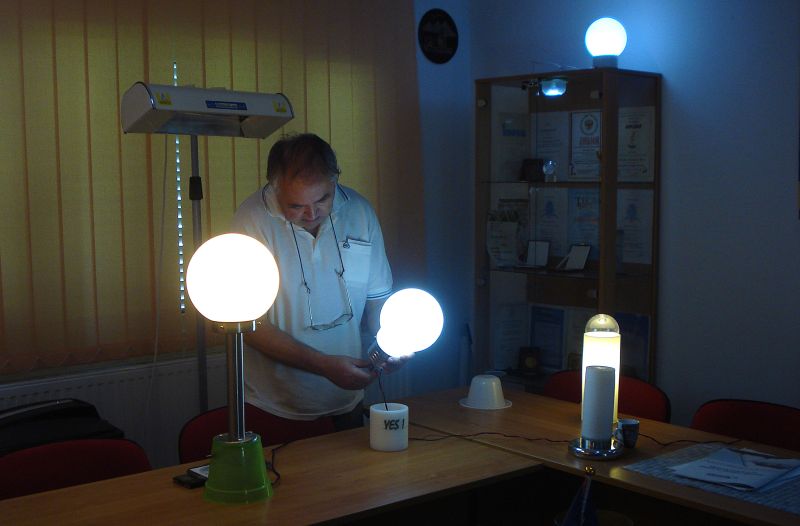 Profesorul trăznit: inventatorul tomberonului electric şi al votcii inteligente