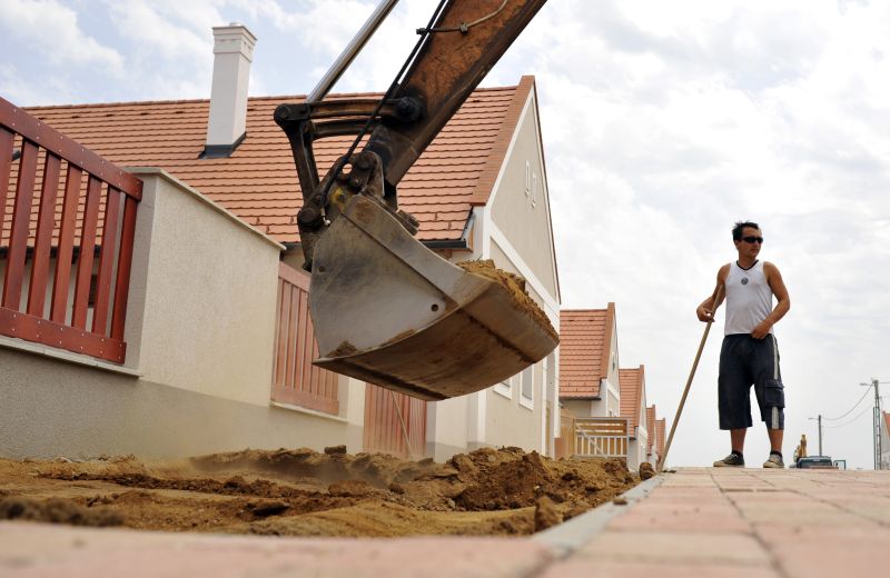 Românii pot învăţa de la vecini seriozitatea şi solidaritatea. Modelul ungar de reconstrucţie: totul finalizat la termen