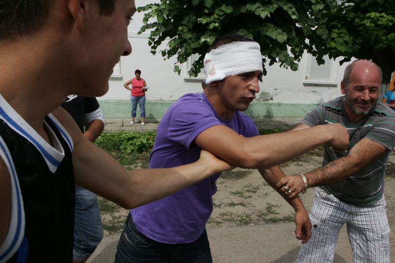 VESTUL SĂLBATIC: Băieţii primarului din Deta "taie în carne vie"