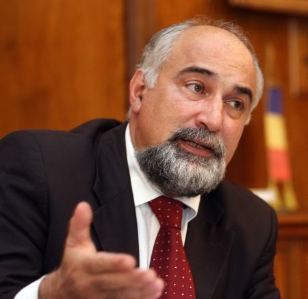 Vosganian critică USL: Racolarea de parlamentari ai puterii, "vânare penibilă de gazele"
