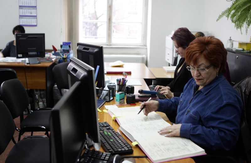Bugetarii, fără tichete de masă și prime până în 2014. Pensiile, indexate doar cu inflația