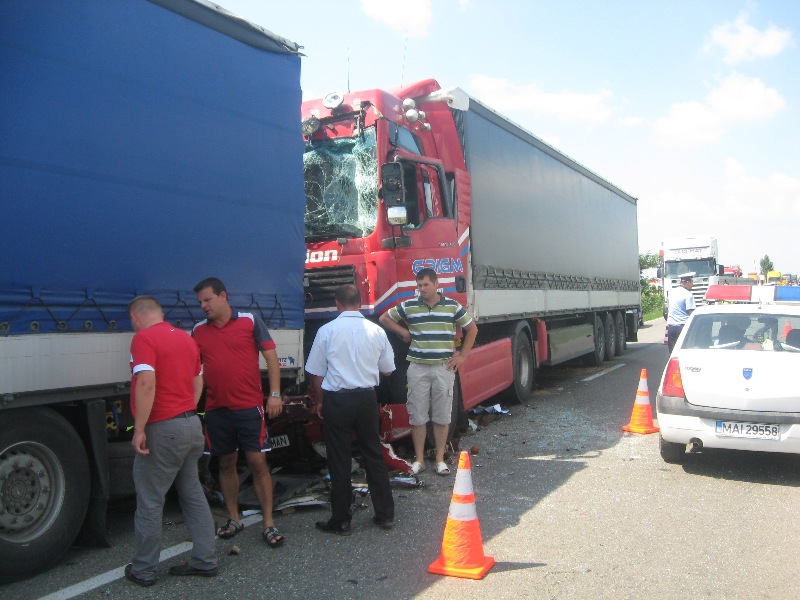 Caz rarisim: patru TIR-uri au intrat în carambol la intrarea în Suceava. Un şofer a murit
