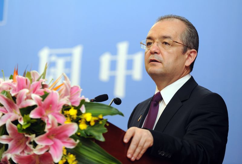 Cum îi atrage premierul Emil Boc pe investitorii chinezi