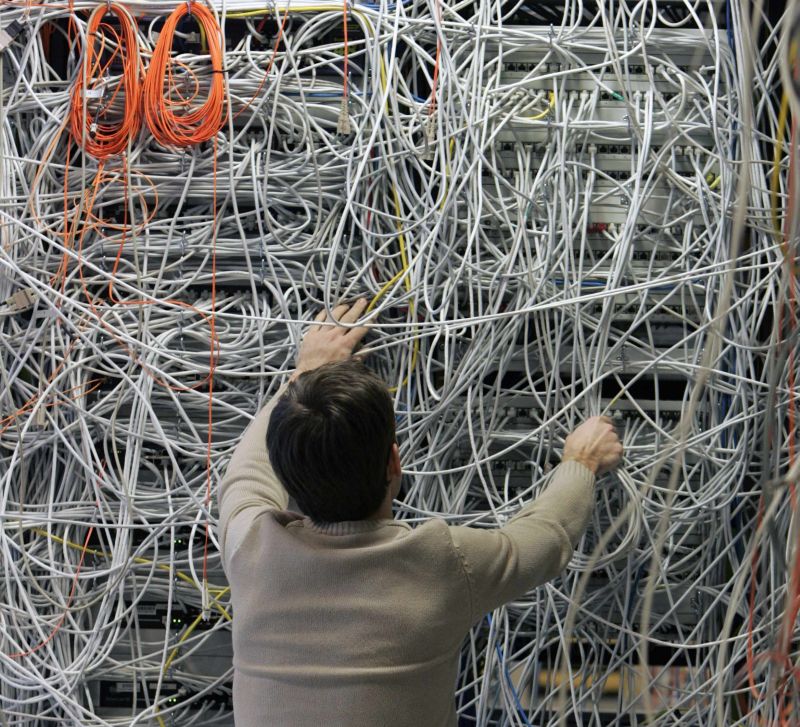 Dictatura furnizorilor de internet: "Plătesc factura întreagă, deşi am net doar jumătate de lună"