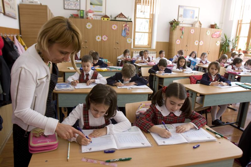 Ghiozdane şi rechizite gratuite pentru elevii de clasa I din Argeş
