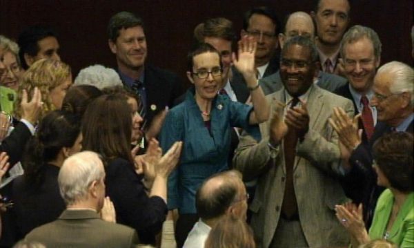Moment emoționant. Democrata Gabrielle Giffords, împuşcată în cap, a revenit în Congres