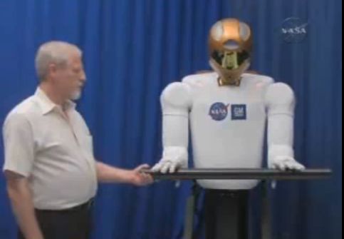 "Omul de tinichea" publică pe Twitter din spaţiu. VEZI cum arată robotul