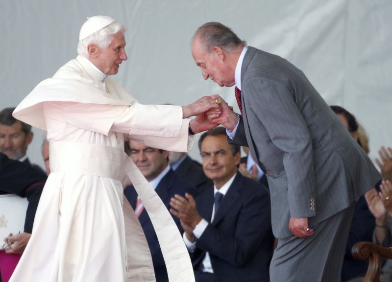 Papa Benedict al XVI-lea le cere tinerilor să iasă din criza morală