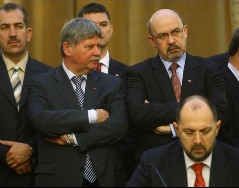 PDL, strâns cu uşa: ori CNAS la Sănătate, ori vot în Parlament