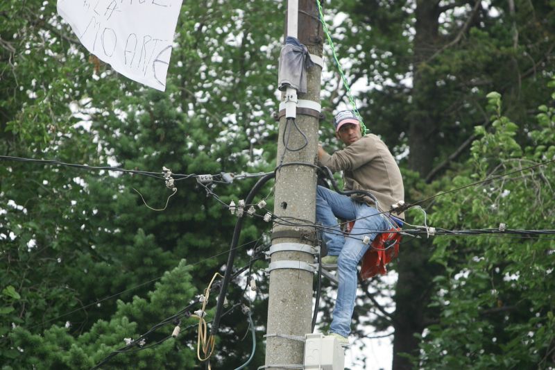 Protestatarul înarmat de la Cotroceni a coborât de pe stâlp, doborât de laxative