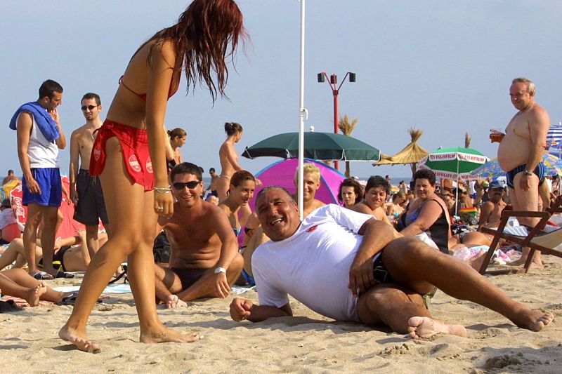 Rică Răducanu face show la mare cu Stela Popescu!