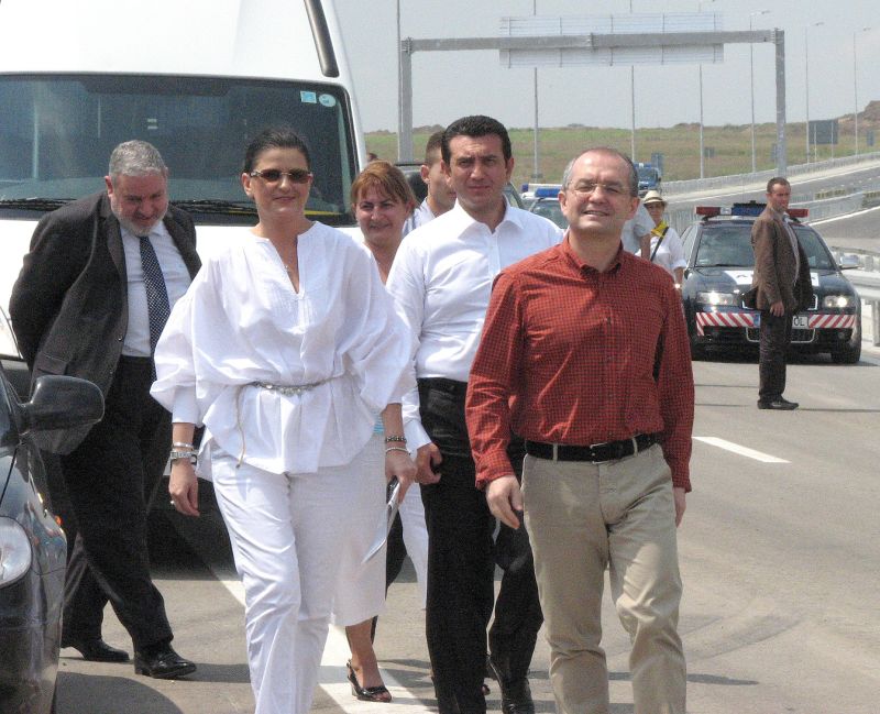 Rime cu tenis și avertizări de tăieri de cap de la Emil Boc