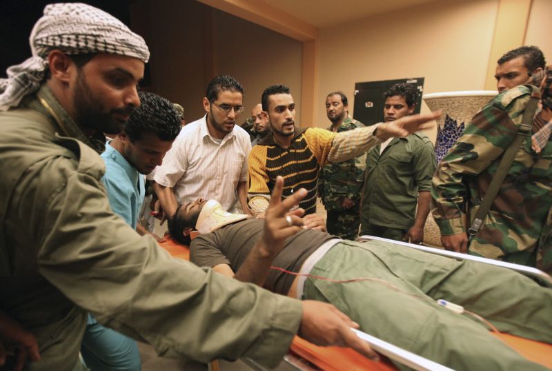 Scene de groază într-un spital din Tripoli. Sute de răniţi lăsaţi să moară