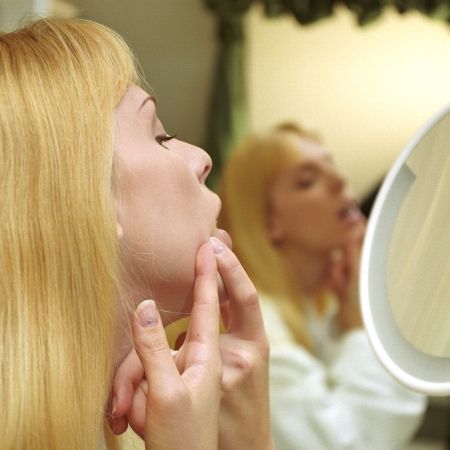 Tânăra arsă pe faţă la un salon de înfrumuseţare a depus plângere la Poliţie