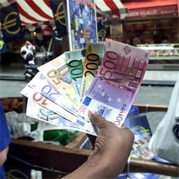 Târg de falsificator: 5000 de euro falşi pentru 1200 euro buni