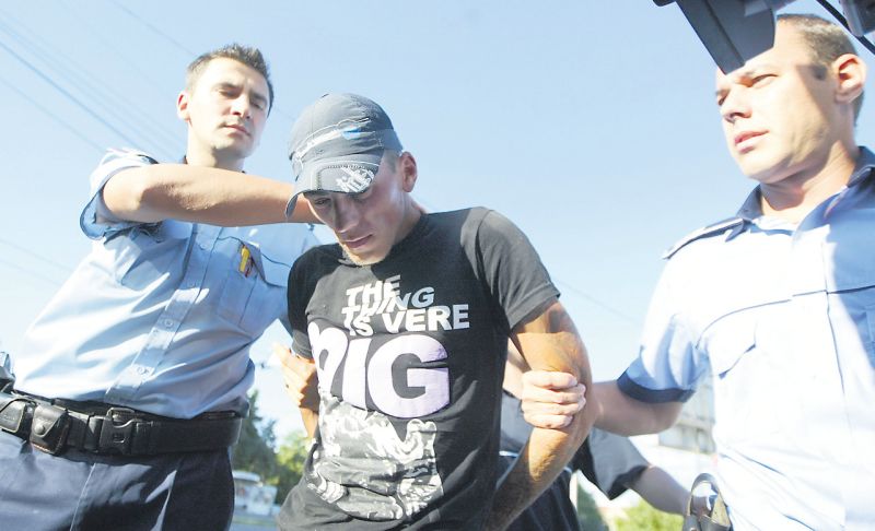 UPDATE: Dezaxatul din Timişoara ar mai fi înjunghiat o femeie. Motivul: l-a părăsit iubita