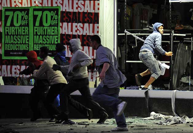 Violențele de la Londra: Fiica unui milionar britanic, arestată pentru furt