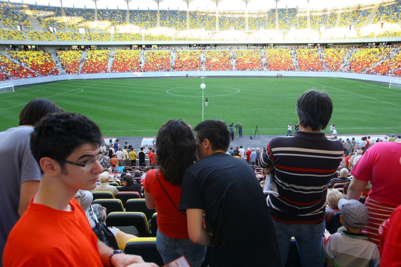 Atenţie la scările de pe Arena Naţională. Unele sunt prea înguste