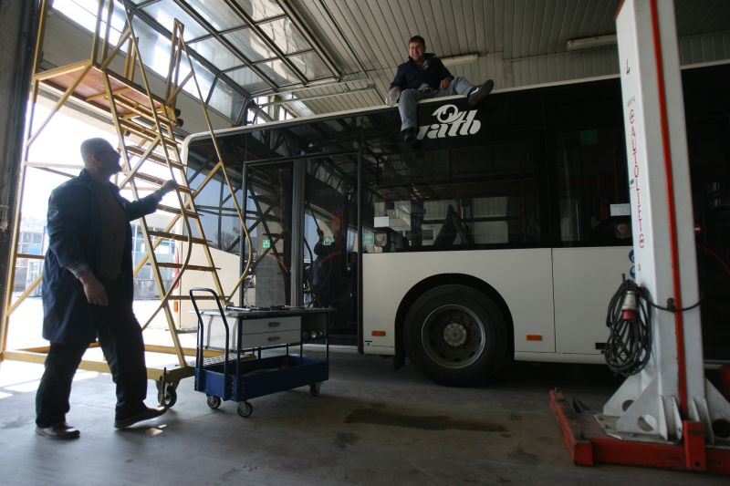 Big brother la RATB. Motorina va fi urmărită cu senzori şi camere video