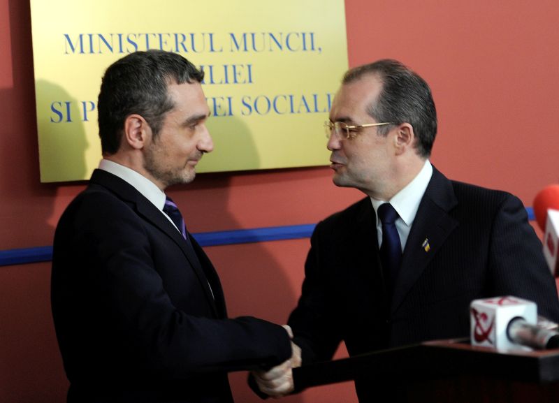 Boc îşi încordează muşchii în faţa greilor din PDL: Lăzăroiu, demis pentru că a criticat partidul