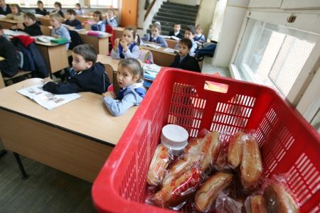 Consiliul Concurenţei anchetează patru companii de lactate. Motivul: licitaţii trucate în Programul "Cornu şi laptele"