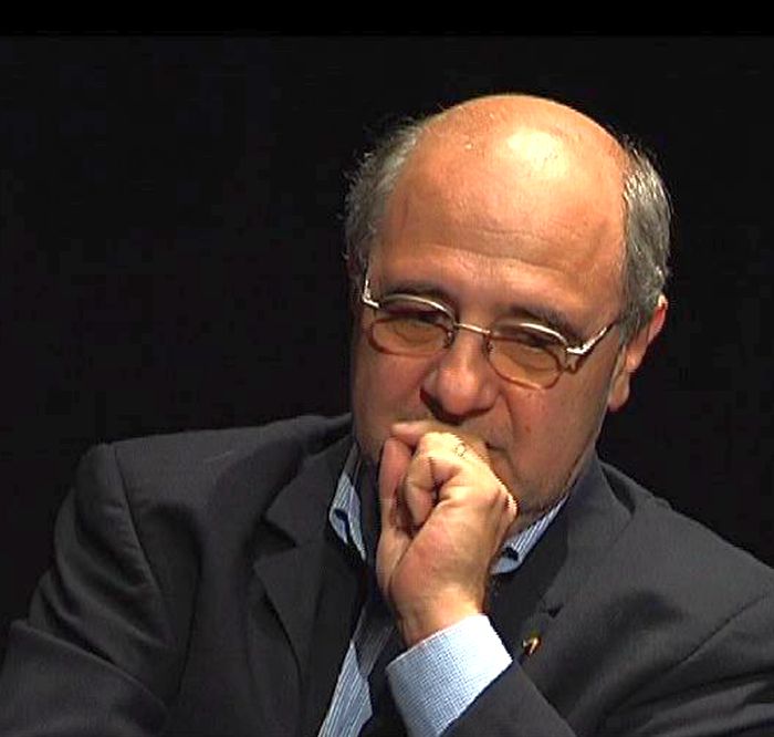 Cui îi este de folos Dan Diaconescu?